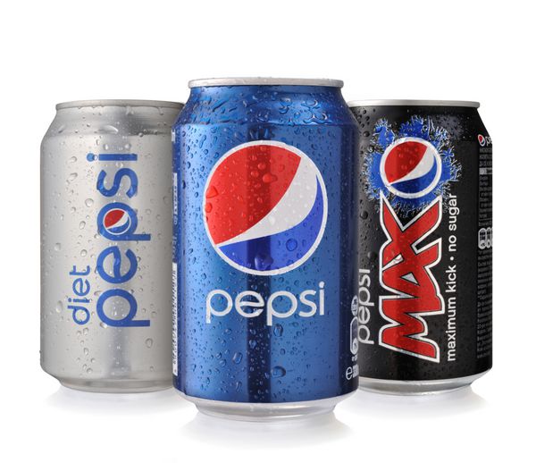لس آنجلس ایالات متحده آمریکا - 13 نوامبر 2014 قوطی های نوشیدنی پپسی جدا شده روی سفید پپسی نوشابه گازدار تولید شده توسط پپسیکو است که در سال 1893 ساخته شد