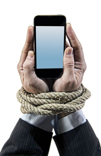 دست‌های تاجر معتاد به تلفن همراه مچ‌ها را باند در گوشی‌های هوشمند اعتیاد به اینترنت و برده به شبکه آنلاین مفهوم معتاد پس‌زمینه مشکی جدا شده