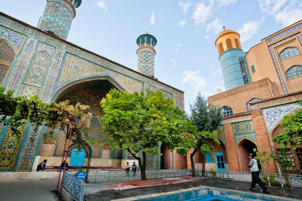 سنندج ایران - 9 اکتبر حیاط زیبای مسجد جامع ساخته شده در سال 1812 با مردم و درختان اطراف در 9 اکتبر 2014 مرکز استان کردستان سنندج دارای 380000 نفر جمعیت است