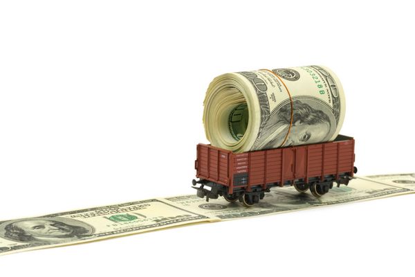 قطار با پول جدا شده در پس زمینه سفید