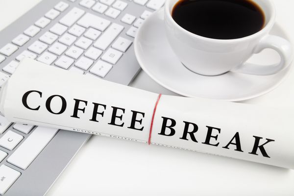 استراحت قهوه در محل کار با فنجان قهوه و صفحه کلید