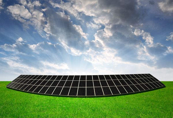 پنل های انرژی خورشیدی در مقابل آسمان غروب خورشید