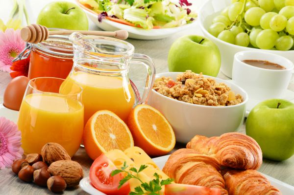 صبحانه شامل میوه ها آب پرتقال قهوه عسل نان و تخم مرغ است رژیم غذایی متعادل