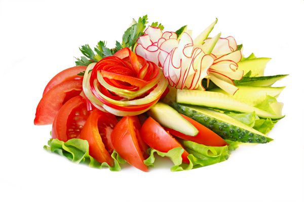 سالاد سبزیجات جدا شده روی سفید