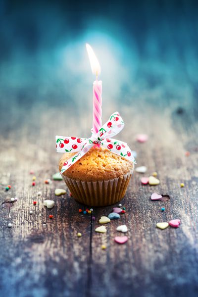 کیک کوچک با پاپیون و شمع - کارت تبریک تولد کارت تبریک تعطیلات