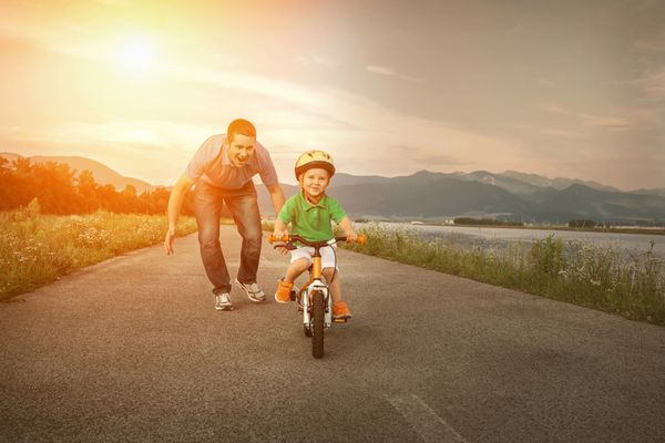 شادی پدر و پسر در دوچرخه در فضای باز