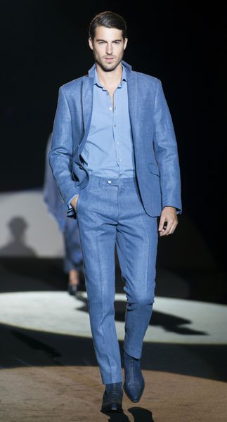 مادرید - 12 سپتامبر آنتونیو ناوااس مدل اسپانیایی در 12 سپتامبر 2014 در هفته مد مرسدس بنز در مادرید بهار تابستان 2015 در باند روبرتو ورینو راه می رود