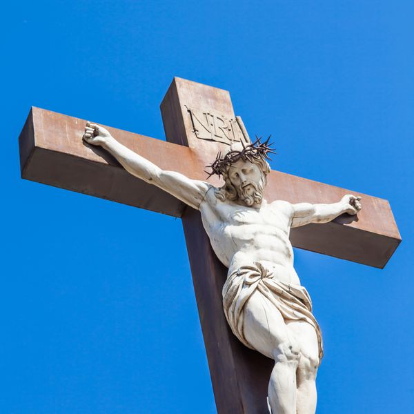 صلیب ساخته شده از سنگ مرمر با آسمان آبی در پس زمینه فرانسه منطقه پروونس