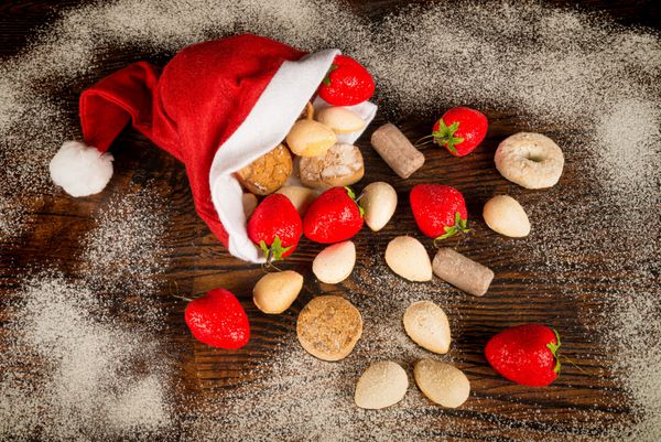 ریختن شیرینی سنتی کریسمس اسپانیایی از کلاه بابا نوئل