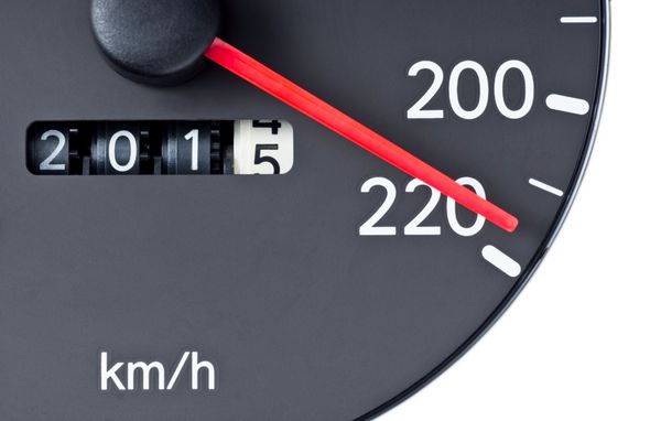 نشانگر سرعت سنج نزدیک به 220 کیلومتر در هر ساعت و تعداد سفر نشان داده شده از 2014 تا 2015 ایده مفهومی سرعت تا تبلیغ 2015 است