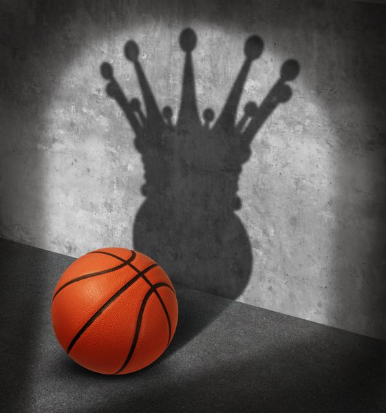 مفهوم قهرمانی بسکتبال و قهرمانی به عنوان توپی که سایه می اندازد با تاج پادشاهی به عنوان استعاره پیروزی بر روی حلقه های تیراندازی زمین به عنوان نمادی برای موفقیت روانشناسی ورزشی