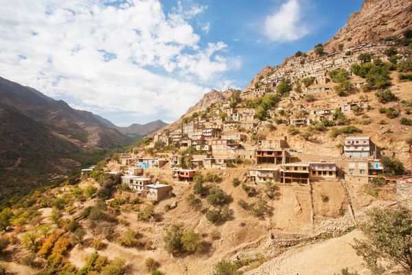 کردستان ایران - 10 اکتبر منظره کوهستانی با خانه های روستایی در حومه شهر زیر آسمان آبی در 10 اکتبر 2014 جمهوری اسلامی ایران هفدهمین کشور پرجمعیت جهان است