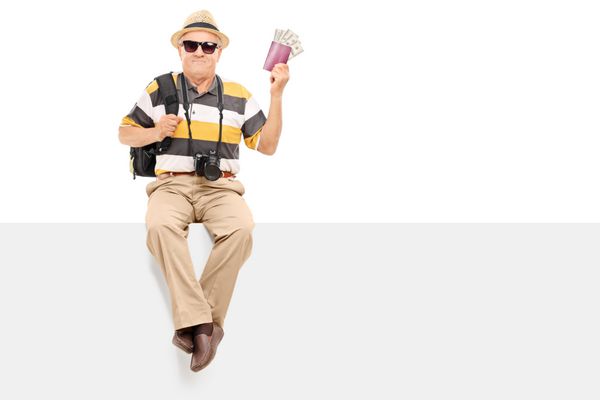 گردشگر بالغ دارای پاسپورت با پول نشسته روی تابلویی جدا شده در پس زمینه سفید