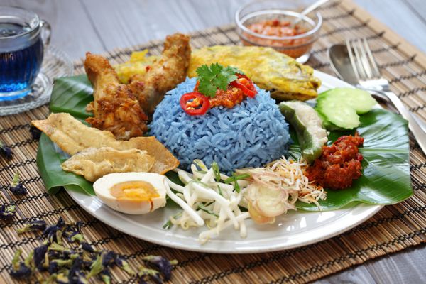 ناسی کرابو سالاد برنج رنگ آبی غذاهای سنتی مالزیایی