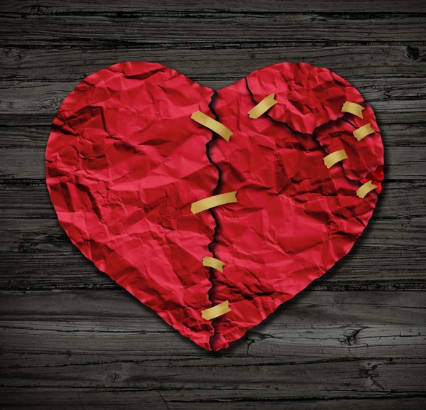 درمان ترمیم کننده قلب به عنوان یک کاغذ قرمز رنگ به شکل نماد عشق پاره شده که به عنوان استعاره ای برای درمان روی چوب قدیمی چسبانده شده است و همچنین نمادی از سلامت قلب و عروق پزشکی است