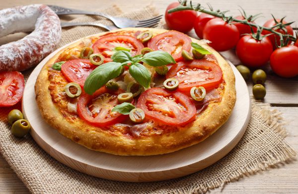 غذاهای ایتالیایی پیتزا با ژامبون و گوجه فرنگی