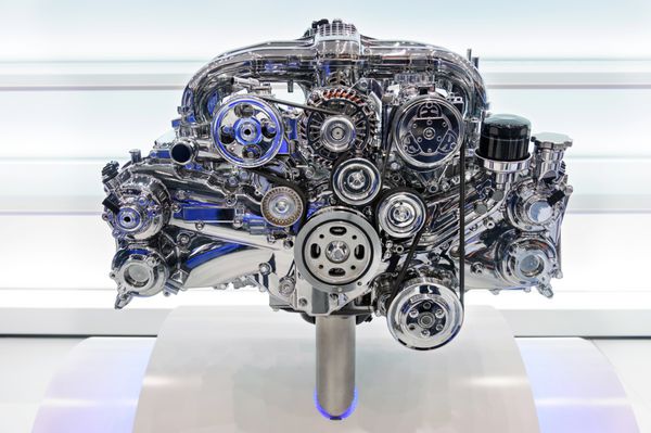 موتور خودرو مفهوم موتور خودرو مدرن در پس زمینه روشن