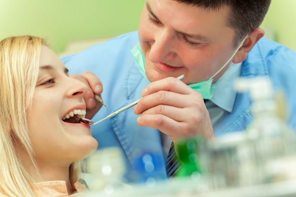 گروهی از دندانپزشکان که با هم در مطب کار می کنند
