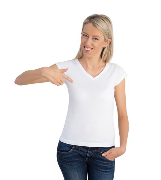 زنی که به پیراهن یقه ی سفیدش اشاره می کند