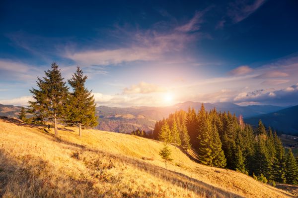 غروب باشکوه خورشید در کوهستان با پرتوهای آفتابی صحنه دراماتیک کارپات اوکراین اروپا دنیای زیبایی سبک رترو فیلتر قدیمی افکت تونینگ اینستاگرام