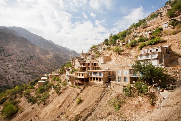 منظره روستایی با خانه های قدیمی در روستای کوهستانی حورمان کردستان ایران