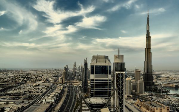 دبی امارات - 15 نوامبر جاده شلوغ شیخ زاید در عصر 15 نوامبر 2014 در دبی امارات متحده عربی