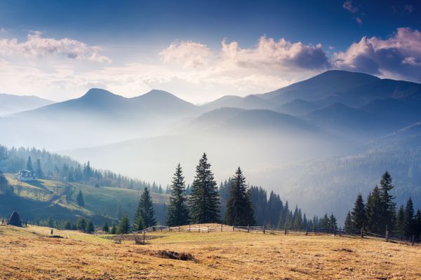 غروب باشکوه خورشید در کوهستان با پرتوهای آفتابی صحنه دراماتیک کارپات اوکراین اروپا دنیای زیبایی