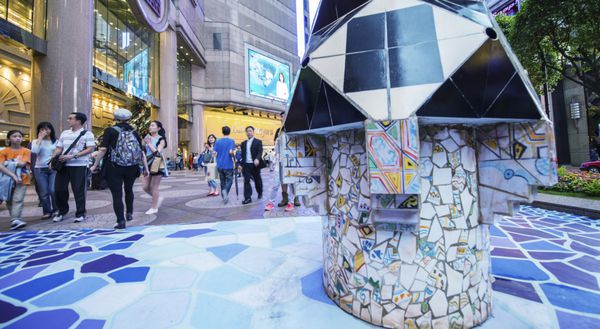 هنگ کنگ - 11 مه 2014 افراد ناشناس در زمان مربع در طول یک نمایشگاه گائودی در هنگ کنگ تایمز اسکوئر مراکز خرید زیادی دارد و یک مقصد گردشگری بسیار محبوب در هنگ کنگ است