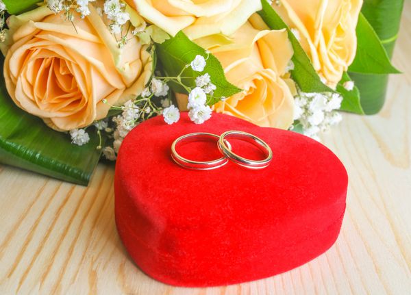 حلقه ازدواج روی جعبه قلبی شکل و گل