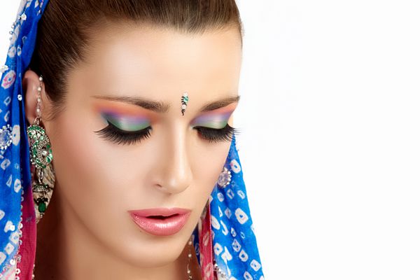 مد زیبایی قومی زن هندو زیبا با آرایش های رنگارنگ لباس های سنتی و جواهرات پرتره نزدیک جدا شده روی سفید با کپی sp برای متن