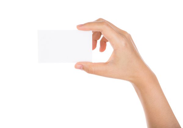 دست زنانی که کارت ویزیت کاغذی خالی را در دست دارند جدا شده در پس زمینه سفید