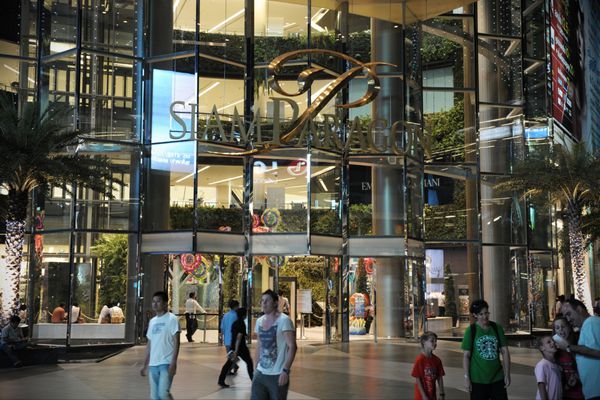 بانکوک - 27 مارس خریداران از مرکز خرید siam paragon در میدان siam در 27 مارس 2012 در بانکوک تایلند بازدید می کنند با 300000 متر مربع خرده فروشی sp siam paragon یکی از بزرگترین مراکز خرید در جهان است