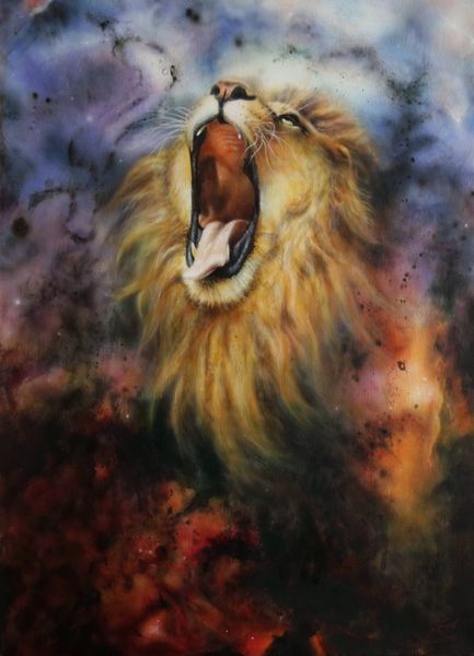 یک نقاشی با قلم مو زیبا از یک شیر خروشان در زمینه کیهانی انتزاعی