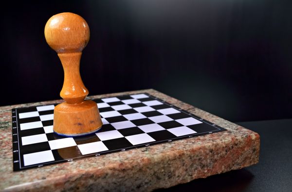 صفحه شطرنج و پیاده بزرگ تنها روی پس زمینه سیاه