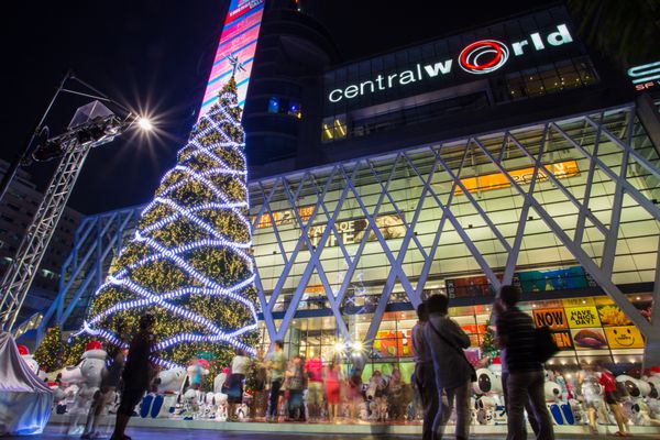 بانکوک تایلند - 30 نوامبر 2014 درخت کریسمس بزرگ و عروسک خفن در مرکز خرید دنیای مرکزی در شب