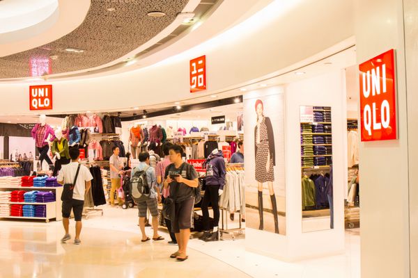 سنگاپور - 19 اکتبر فروشگاه uniqlo در مرکز خرید ion orchard در 19 اکتبر 2014 uniqlo یک طراح تولید کننده و خرده فروش لباس ژاپنی در سراسر جهان است
