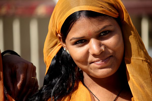 جیپور هند 30 نوامبر 2012 دختر زیبای هندی با ساری های رنگارنگ سنتی با نگاه کردن به دوربین در ایالت راجستان هند