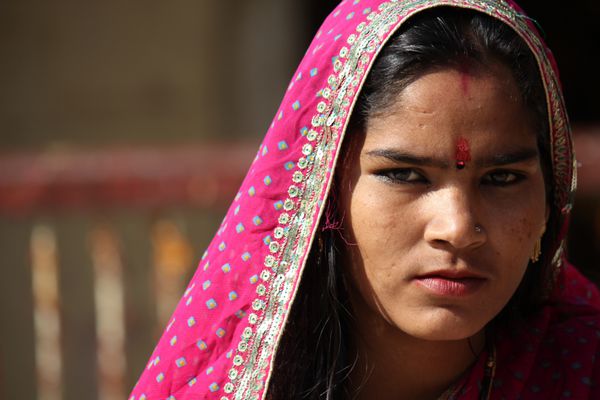 جیپور هند 30 نوامبر 2012 دختر زیبای هندی با ساری های رنگارنگ سنتی با نگاه کردن به دوربین در ایالت راجستان هند