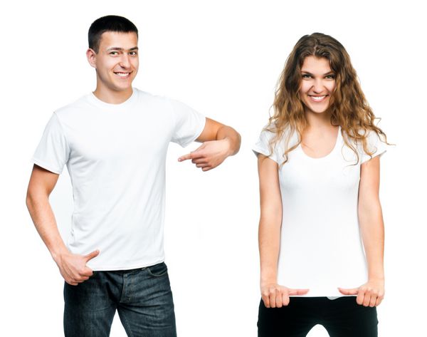 تی شرت سفید روی یک مرد و دختر جوان جدا شده آماده برای طراحی شما
