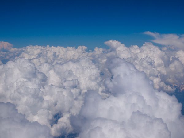نمای هوایی ابرها بر فراز کوه های آلپ