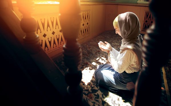 زن جوان مسلمان در حال نماز در مسجد
