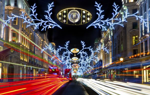 لندن انگلستان - 7 دسامبر 2014 چراغ های زیبای کریسمس خیابانی سلطنتی در لندن در 7 دسامبر 2014
