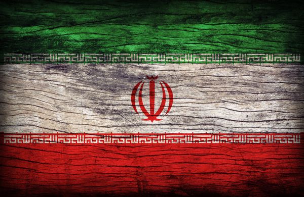 الگوی پرچم ایران روی بافت تخته چوبی سبک قدیمی