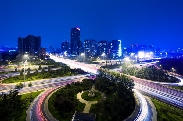 مناظر شهری و مسیرهای ترافیکی پکن در شب