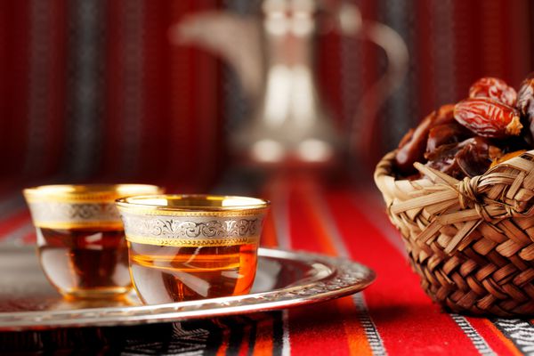 پارچه نمادین ابریان با نمادهای عربی به ویژه چای عربی و خرما نماد مهمان نوازی عربی است