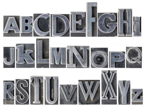 الفبای انگلیسی - کلاژی از 26 حرف مجزا در بلوک های چاپ فلزی لترپرس انواع فونت های ترکیبی