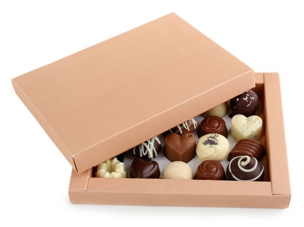 آب نبات شکلاتی خوشمزه در جعبه هدیه ایزوله شده روی سفید