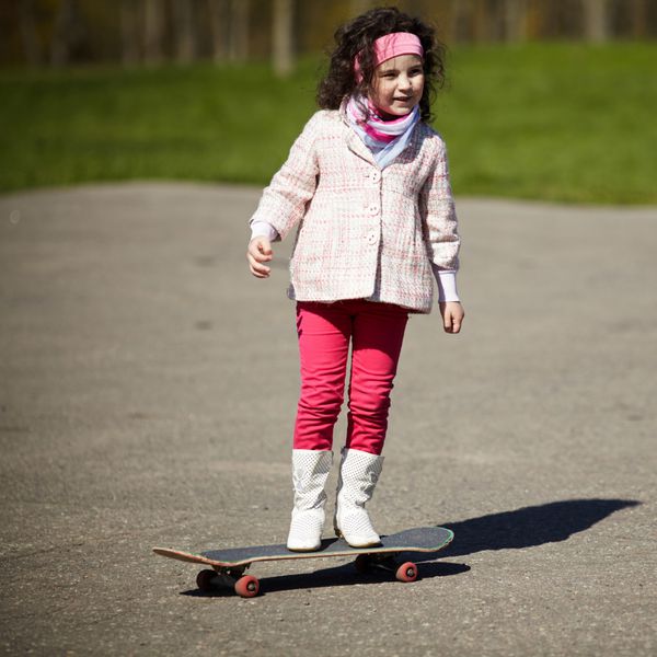 دختر بچه اسکیت در خیابان