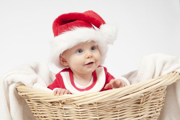 دختر بچه با لباس بابا نوئل در زمینه سفید