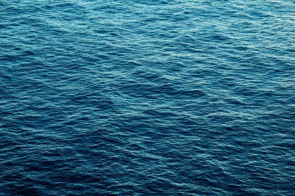 الگوی بافت آب آبی در ظهر در اقیانوس اطلس
